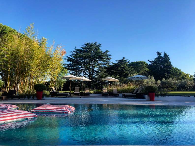 Terrasse et piscine du Mas de l'Espérance, Chambres d'Hôtes dans le Gard en Camargue